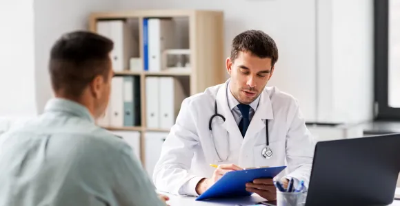 médecin en consultation