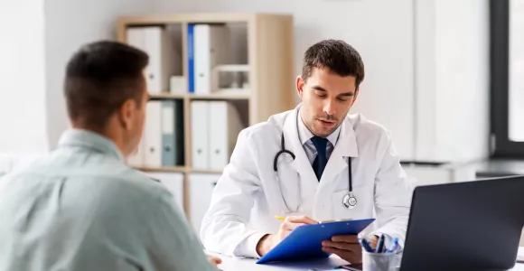 médecin en consultation