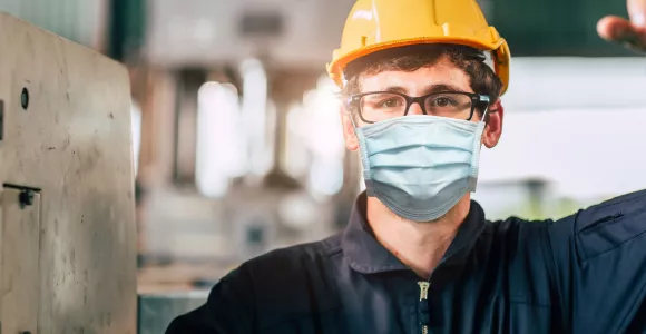 Travailleur portant un masque de protection contre les poussières