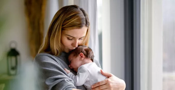Une maman ressent des injonctions sociales pour prendre soin de son bébé