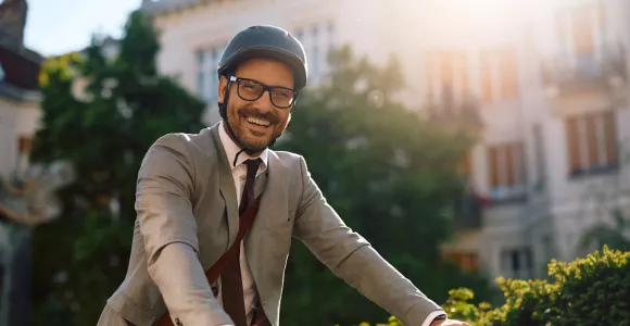 Une homme roule à vélo en sécurité dans la ville 