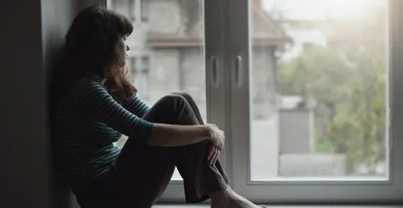 Une femme semble déprimée. 