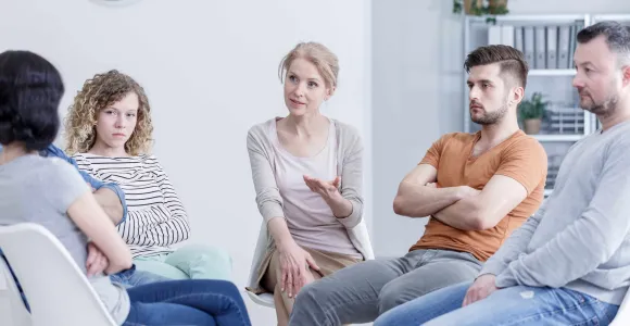 des membres d'une famille assis avec un médiateur