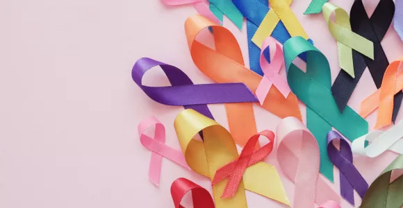 rubans rose, bleu, vert, symboles de la lutte contre le cancer