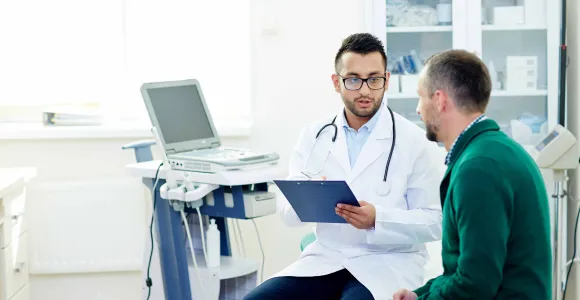 Un médecin montre les résultats d'examens à un monsieur