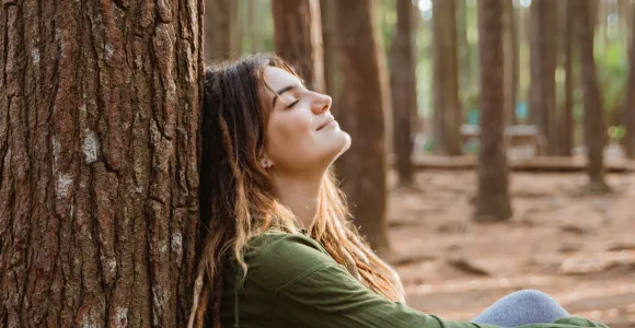 2025-06-une femme profite d'un bain de forêt