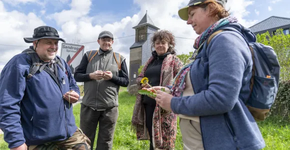 les patients de la maison médicale de Sprimont font une balade avec une guide nature