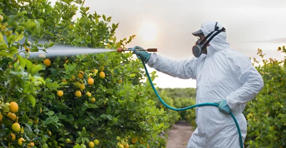 agriculteur épandant des pesticides