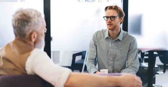 une juen homme coach un monsieur plus âgé de dos