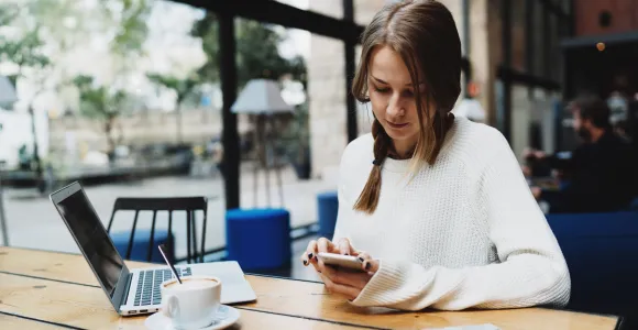 Photo montrant une jeune femme en train de lire sur son smartphone