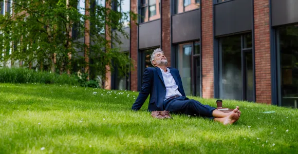 un homme se repose dans l'herbe