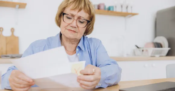 une femme lit attentivement une lettre