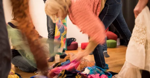 Lors d'une séance de psychodrame, les participants manipulent des foulards de couleurs au petit théâtre de la théière rouge en 2023.