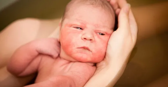 Photo montrant un nouveau-né tenu par sa mère