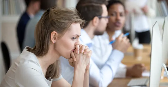 collègue seule devant son ordinateur