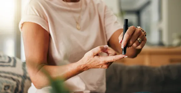 une femme prend son taux d'insuline
