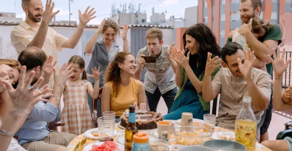 scène de famille à table 