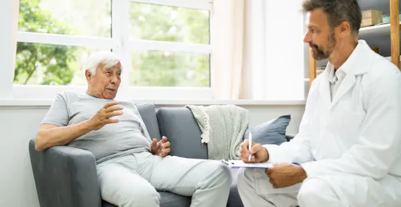 Un vieil homme parle avec son médecin