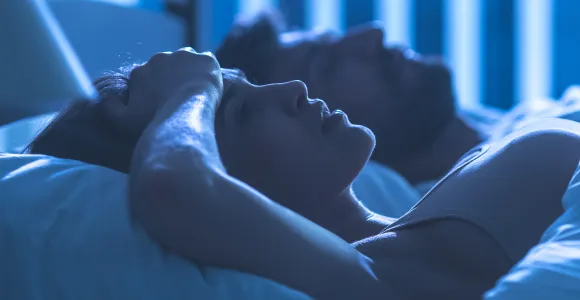 une femme n'arrive pas à dormir