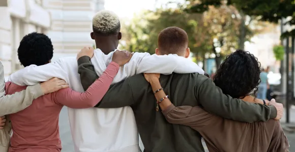 Des jeunes gens se tiennent par l'épaule, évoquant la solidatiré