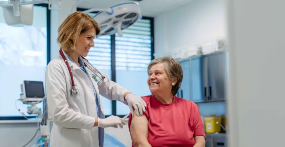 une femme se fait vacciner 