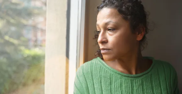 femme regardant à la fenêtre