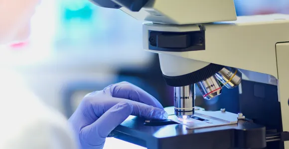 gros plan d'un microscope