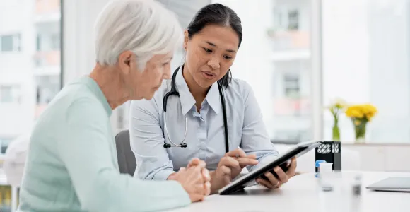 un médecin s'adresse à une dame agée