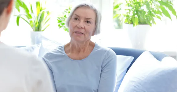 Une patiente parle à une psychologue assise en face d'elle.
