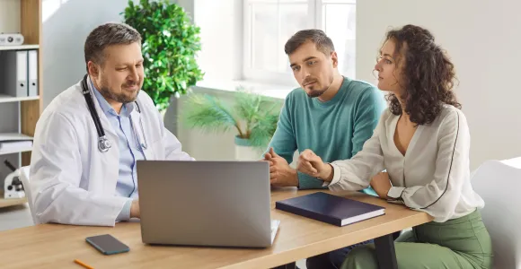 un medecin parle avec un couple