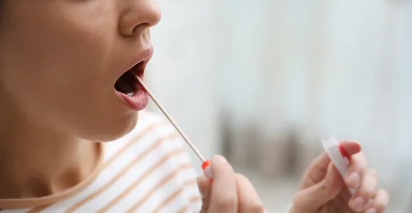 une femme fait un test adn