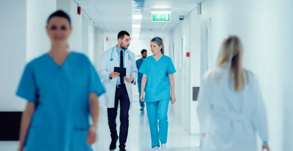 Des soignants se croisent dans un couloir d'hôpital