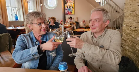 Alain-Pierre Meeus, né sous X et adopté en 1963 trinque avec sa cousine retrouvée à Zundert, le fief maternel