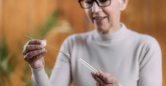 Une dame fait un test ADN chez elle