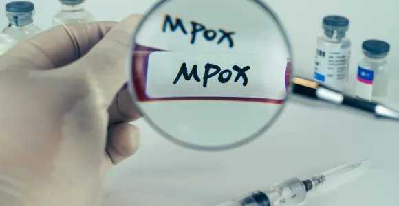 Zoom sur un seringue contenant un vaccin MPOX