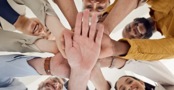 mains croisées en signe de solidarité