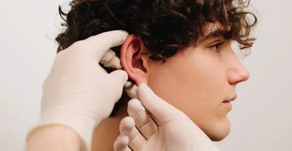 garçon se fait ausculter l'oreille