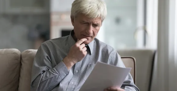 Un homme vérifie un contrat d'assurance