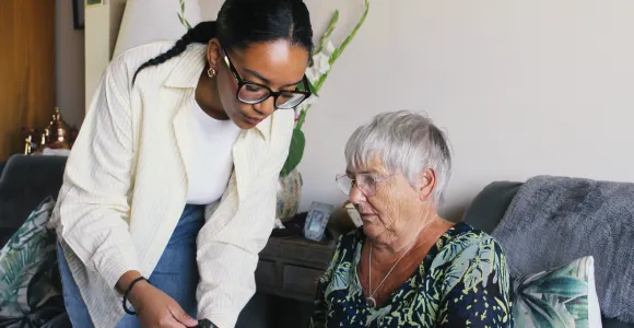 Suzette (nom d’emprunt) découvre l’utilisation de la montre connectée avec Camille Szabo, ergothérapeute chez Vitatel-Solival