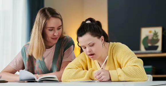Une maman et sa fille trisomique font les devoirs ensemble