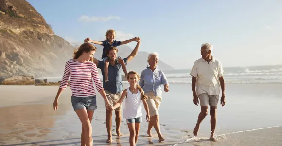 Une famille se promène sur la plage