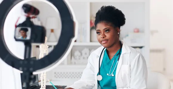 Une médecin s'enregistre devant son téléphone
