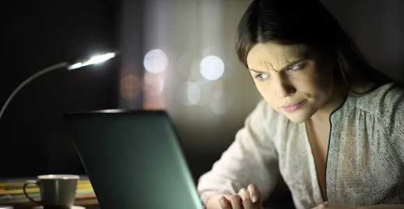 Une femme se concentre devant son ordinateur 