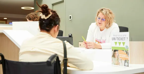 Une assistance sociale de la MC en consultation avec une jeune affiliée