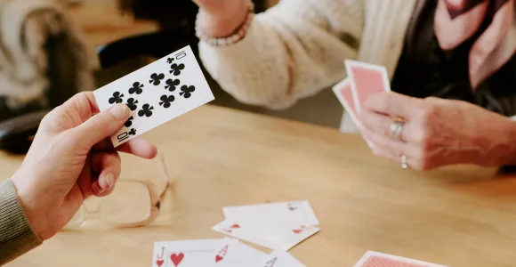 Des personnes jouent aux cartes