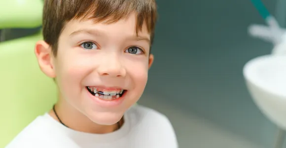 L'intervention précoce, lorsque la mâchoire est encore souple permet d'éviter des traitements plus lourds à l'adolescence
