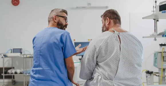 Un patient en obésité discute avec son chirurgien