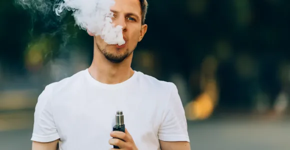 un homme vapote