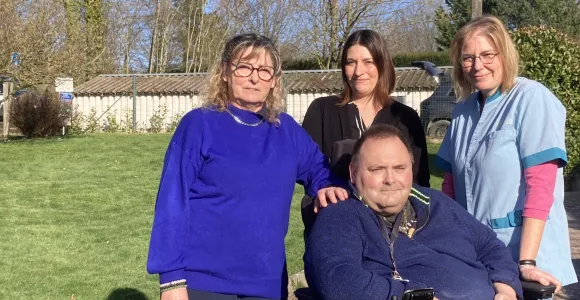 Christophe, entouré de sa mère et de ses 2 gardes à domicile
