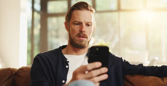 Un homme vérifie une information sur son téléphone